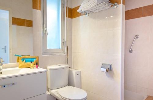 Saint-Raphael Apartment | Appartement 2P avec Balcon, Clim, à 50m de la Plage et Centre-ville, WiFi et Parking Disponibles - FR-1-466A-3