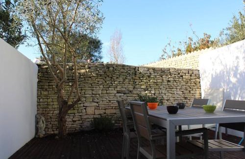 Saint-Martin-de-Re Apartment | Appartement 3 pièces, 4 couchages à St-Martin-de-Ré, accès direct au port, terrasse, parking et WiFi - FR-1-246C-12
