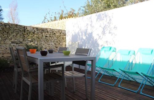 Saint-Martin-de-Re Apartment | Appartement 3 pièces, 4 couchages à St-Martin-de-Ré, accès direct au port, terrasse, parking et WiFi - FR-1-246C-12