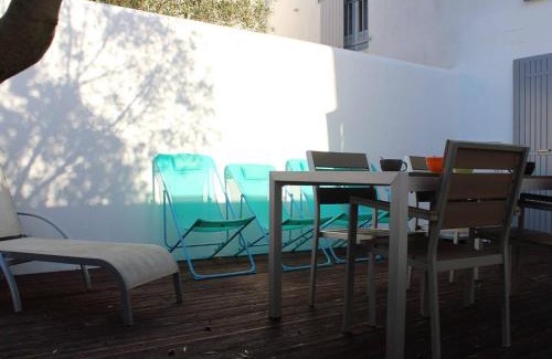 Saint-Martin-de-Re Apartment | Appartement 3 pièces, 4 couchages à St-Martin-de-Ré, accès direct au port, terrasse, parking et WiFi - FR-1-246C-12
