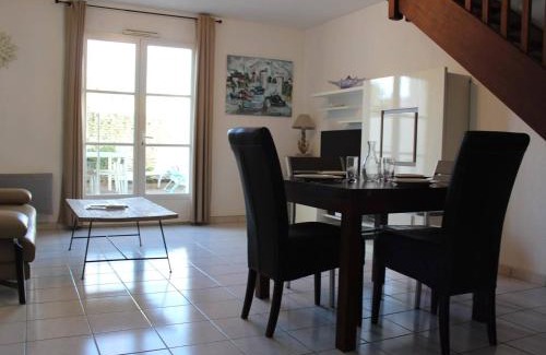 Saint-Martin-de-Re Apartment | Appartement 3 pièces, 4 couchages à St-Martin-de-Ré, accès direct au port, terrasse, parking et WiFi - FR-1-246C-12