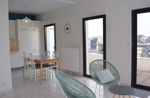 Perros-Guirec Apartment | Appartement 3* rénové avec terrasse et parking, au centre de Perros-Guirec, 5 personnes - FR-1-368-166
