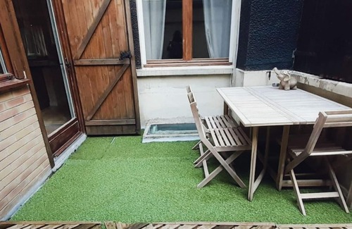 11th Arrondissement Apartment | Appartement Avec Cour et Salle de Projection au Coeur de Ménilmontant