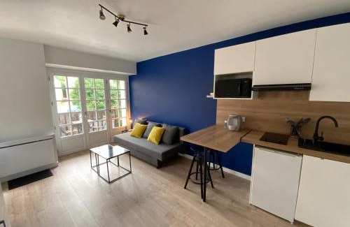 La Roche-Bernard Apartment | Appartement avec balcon et vue sur port - wifi privé - au dessus du Restaurant le Yackams