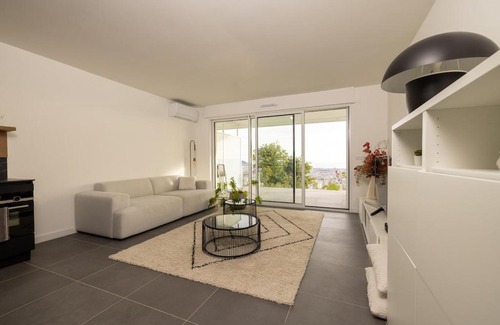 Nice Apartment | Appartement avec vue mer, terrasse privée et piscine