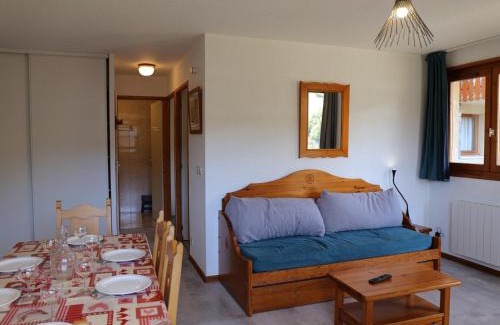 Aussois Apartment | Appartement calme à Aussois, proche navettes et piscine, avec terrasse et casier à ski - FR-1-508-115