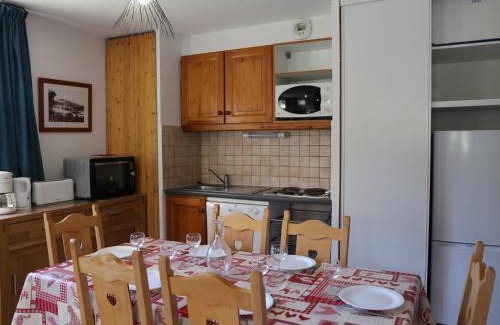 Aussois Apartment | Appartement calme à Aussois, proche navettes et piscine, avec terrasse et casier à ski - FR-1-508-115