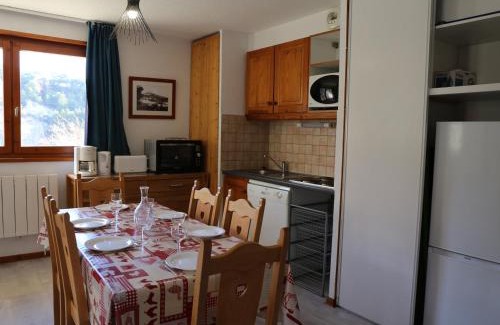Aussois Apartment | Appartement calme à Aussois, proche navettes et piscine, avec terrasse et casier à ski - FR-1-508-115