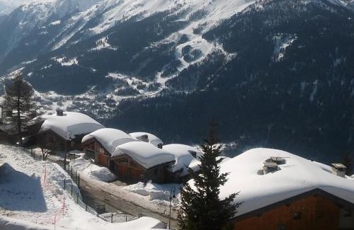 La Rosiere Apartment | Appartement chaleureux avec balcon, WIFI gratuit, proche pistes et services, La Rosière - FR-1-275-132