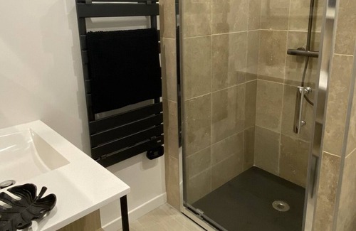 Poincare - Foch - Anatole France - Croix de Bourgogne Apartment | Appartement Charme-Apartment-Modern-Ensuite with Bath-Terrace