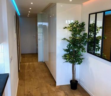Port Cogolin Apartment | Appartement climatisé refait à neuf - VUE MER Saint-Tropez - Piscine- 50m plage