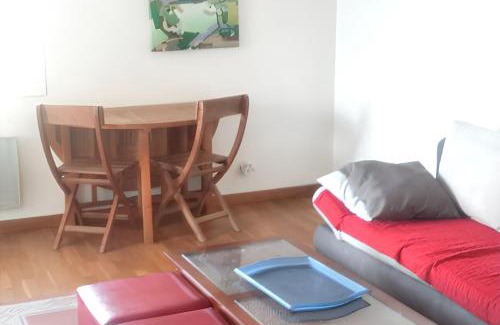 Saint-Cyr-sur-Mer Apartment | Appartement contemporain à Saint-Cyr-sur-Mer avec balcon.