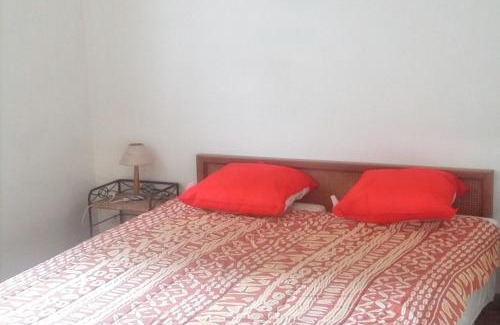 Saint-Cyr-sur-Mer Apartment | Appartement contemporain à Saint-Cyr-sur-Mer avec balcon.