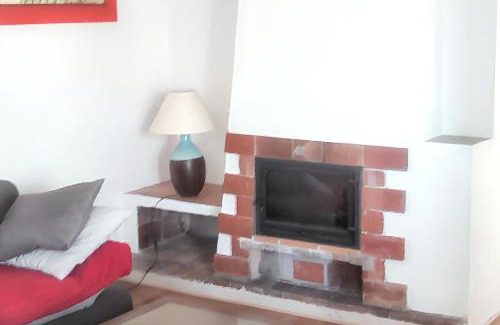 Saint-Cyr-sur-Mer Apartment | Appartement contemporain à Saint-Cyr-sur-Mer avec balcon.