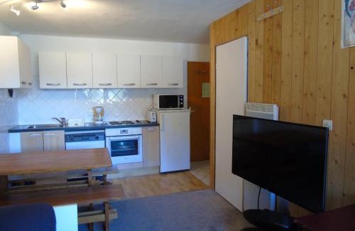 Valfrejus Apartment | Appartement cosy 3 pièces pour 6 pers. à Valfréjus, proche télécabine et commerces, avec balcon - FR-1-561-65
