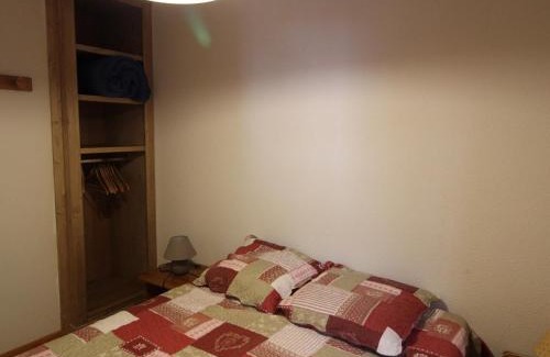 Lanslevillard Apartment | Appartement cosy, 5 pers, centre village, proche pistes, balcon, parking, WIFI, draps inclus - FR-1-508-52