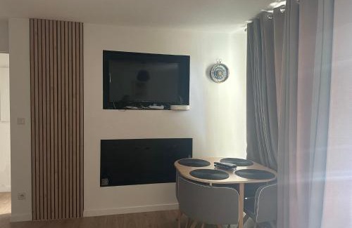 Besancon Apartment | Appartement cosy avec balcon et piscine