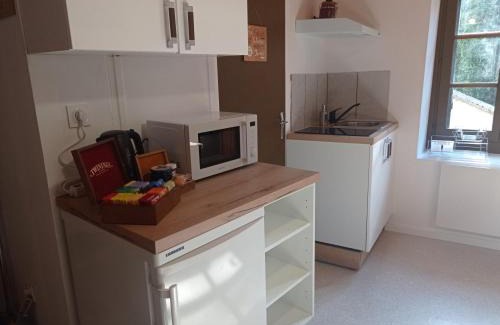 Saint-Claude Apartment | Appartement cosy avec son charme ancien.