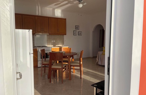 Douliana Apartment | Appartement Dans une Villa, vue mer et Montagnes. Piscine Privée