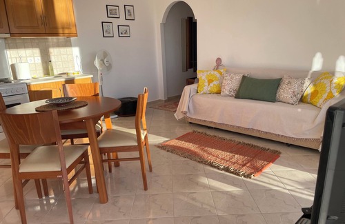Douliana Apartment | Appartement Dans une Villa, vue mer et Montagnes. Piscine Privée