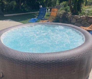 Carros Apartment | Appartement dans villa 4 personnes avec jacuzzi au calme