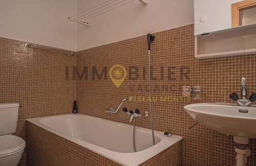 Chandolin Apartment | Appartement de 3 pièces situé au 1er étage dans la résidence Les Roches, idéal pour 4 à 6 personnes.