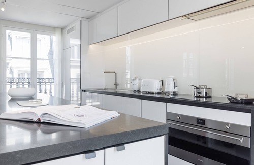 8th Arrondissement Apartment | Appartement Exclusif et Luxueux à 300m des Champs Elysées!