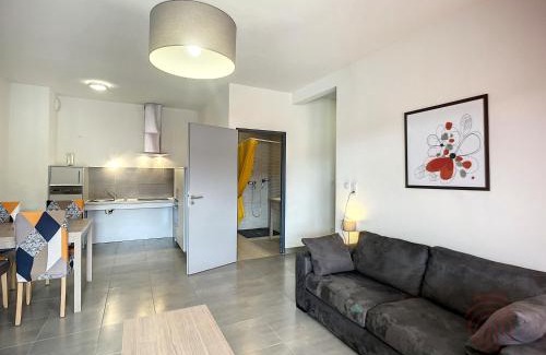 Lamalou-les-Bains Apartment | Appartement F2 PMR, climatisé, avec terrasse et parking privé, au cœur de Lamalou-les-Bains - FR-1-451-194
