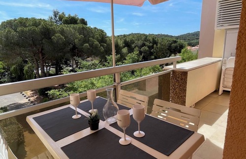 Bormes-Les-Mimosas Apartment | Appartement a 5 Minutes de la Belle Plage de la Favière