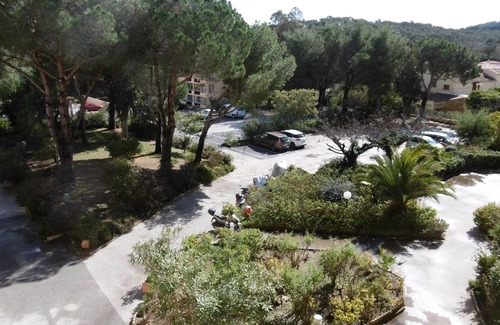 Bormes-Les-Mimosas Apartment | Appartement a 5 Minutes de la Belle Plage de la Favière