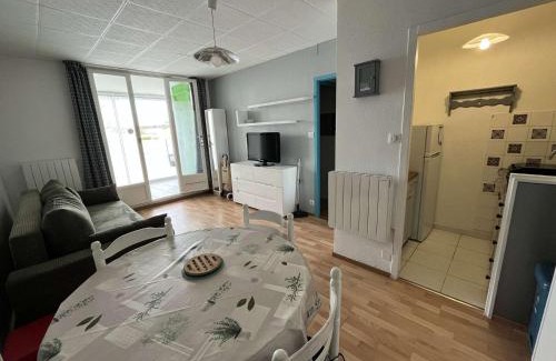 Saint-Hilaire-de-Riez Apartment | Appartement 2 pièces avec terrasse et véranda, à 200 m de la plage, commerces et pistes cyclables - FR-1-324A-22