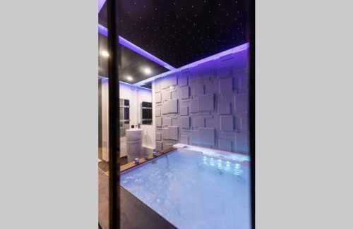 Plantieres Queuleu Apartment | Appartement-jacuzzi/love room à 800m du centre