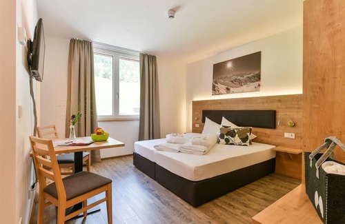 Klosterle Bed & Breakfast | Appartement L 2 SZ mit Balkon - Aparthotel Alpine Lodge Klösterle am Arlberg