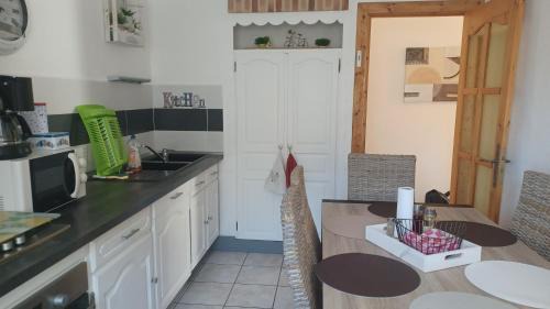 La Maurienne Apartment | APPARTEMENT, LA ROUTE DES GRANDES ALPES , 6 couchages, GARAGE pour motards, cyclistes, POSSIBILITÉ de studios supplémentaires, si plus de 6 pers