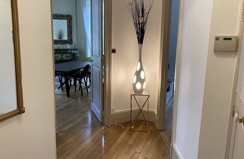 Poincare - Foch - Anatole France - Croix de Bourgogne Apartment | Appartement Luxe ****-Apartment-Deluxe-Mobility bath-City View
