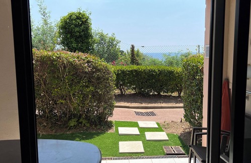 La Croix des Gardes Apartment | Appartement Meublé Avec Terrasse, vue mer et Accès Piscine