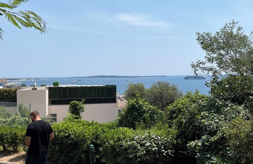 La Croix des Gardes Apartment | Appartement Meublé Avec Terrasse, vue mer et Accès Piscine