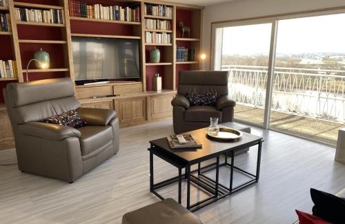 Moulins Apartment | Appartement panoramique au centre de Moulins avec terrasse, 2 chambres, et équipements modernes - FR-1-489-412