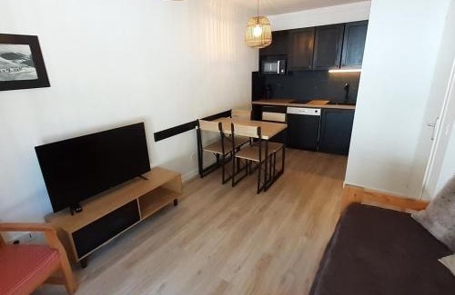 Valfrejus Apartment | Appartement rénové 2 pièces pour 4 personnes, idéalement situé près des pistes et commerces - FR-1-265-322