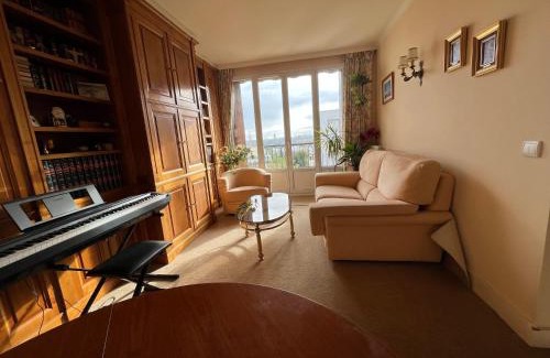 Suresnes Apartment | Appartement Suresnes vue sur la tour Eiffel