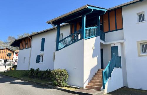 Cambo-les-Bains Apartment | Appartement T2 à Cambo-les-Bains avec piscine, terrasse et parking privé, proche des thermes - FR-1-495-82
