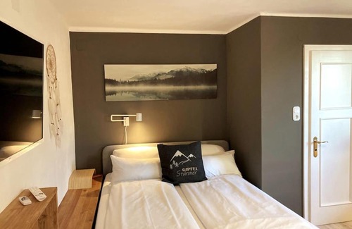 Velden am Worther See Apartment | Appartment BERGE byTILLY - in den Hügeln über Velden - idyllische Waldrandlage - überdachter Balkon mit Blick in den Garten - 3 Autominuten ins Zentrum und zum Wörthersee - Carport - Waschmaschine & Trockner - WLAN - Smart TV