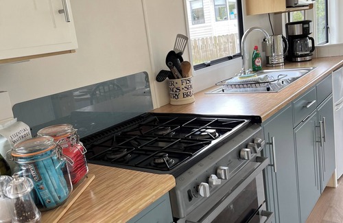 Hartland House | Apple Pippin, shepherds hut style, sleeps 4, private garden, walk to pubs & more
