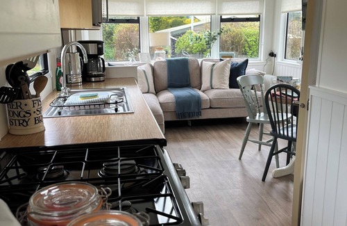 Hartland House | Apple Pippin, shepherds hut style, sleeps 4, private garden, walk to pubs & more