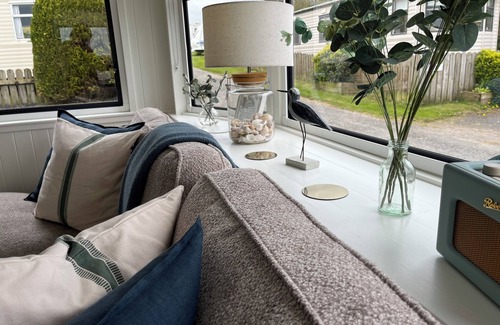 Hartland House | Apple Pippin, shepherds hut style, sleeps 4, private garden, walk to pubs & more