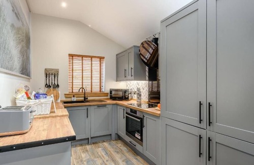 Ayr Cabin | Appletree Lodge with Hot Tub