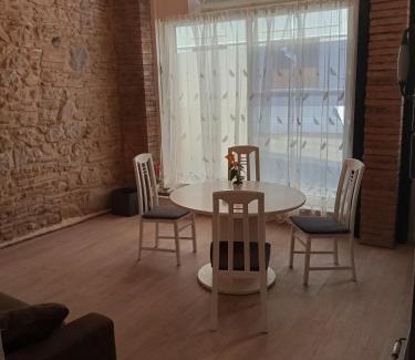 Graulhet Apartment | Appt climatisé, 4 à 6 couchages Tarn, Albi, Gaillac, Cordes, Wifi gratuit, boîte à clés, proche commodités et gare routière