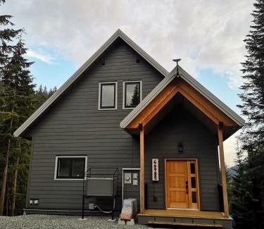 Hemlock Valley Ski Chalet | Après-Ski Lodge