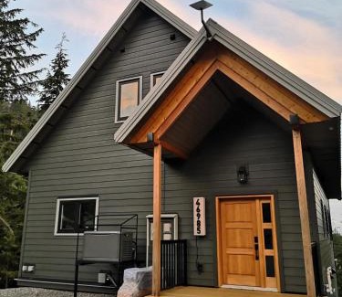 Hemlock Valley Ski Chalet | Après-Ski Lodge