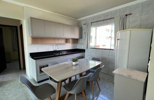 Canto Grande Apartment | Aprecie Mariscal Nesta Hospedagem a 150 M do Mar - V4